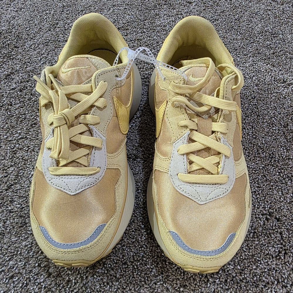 Nike Phoenix Waffle Women's Shoes – University Gold – Size 9